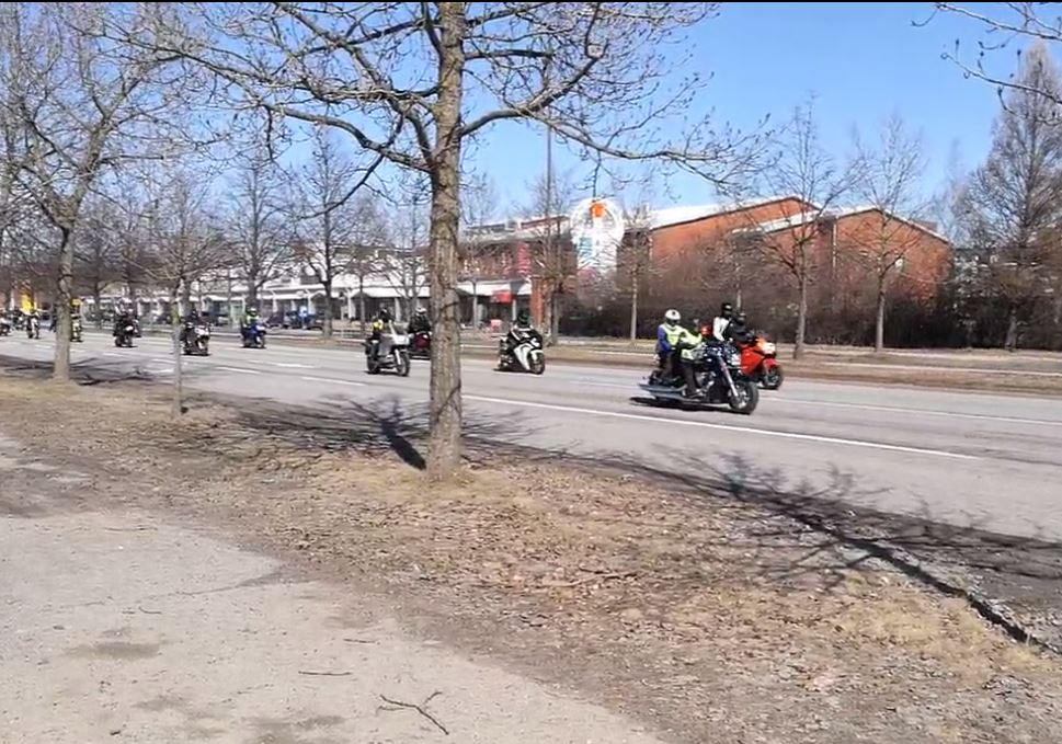 Motoristien vappukulkue Limingantullissa.