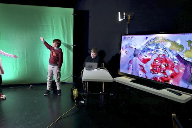 Ville-Valtteri Savolainen opasti Pipsa ja Eero Hautalaa green screen -tekniikan saloihin. KUVAT: HEIKKI HAKANEN