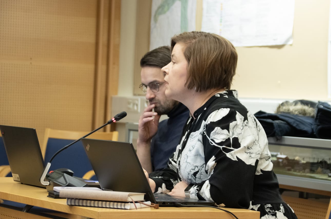 Vasta lokakuussa Siikalatvan kunnan sivistysjohtajana aloittanut Susanne Nyman osallistui budjettikokoukseen, jossa käsiteltiin myös lokakuussa varmistuneita kyseisen sektorin menoylityksiä. Nymanin vieressä tekninen johtaja Perttu Haapalahti.