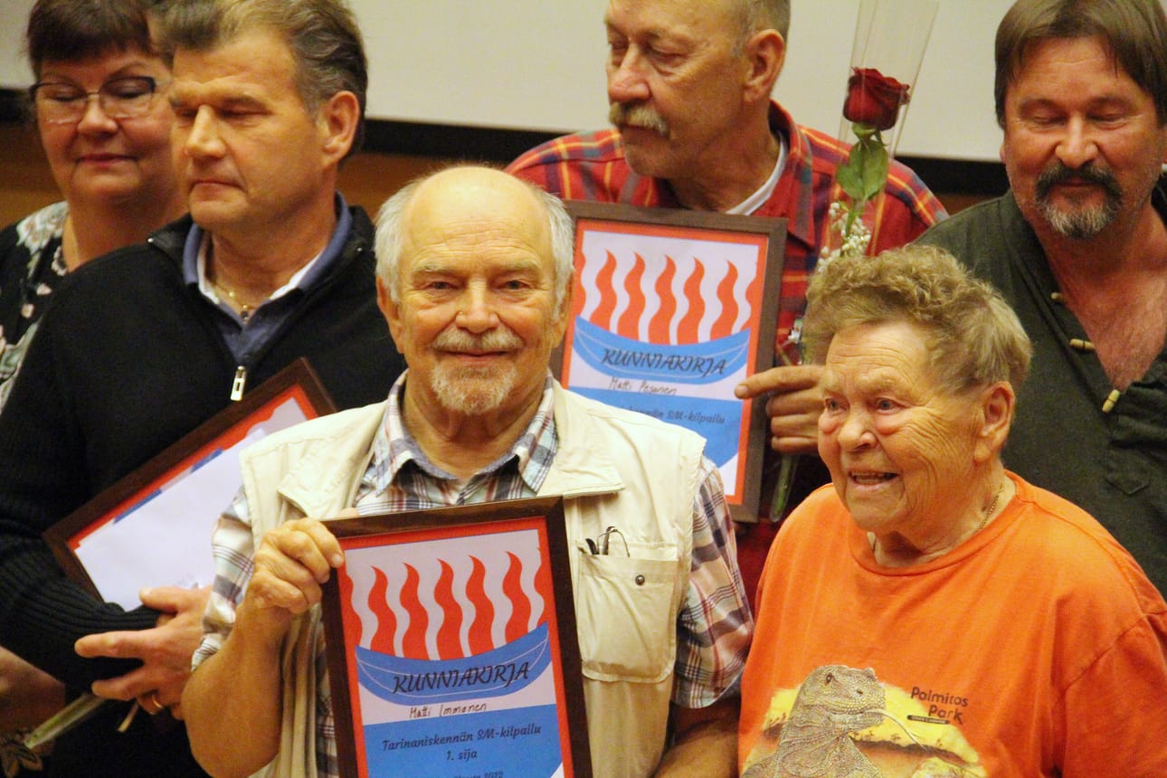 Rovaniemeläinen Matti Immonen voitti Tarinaniskennän SM-kisan viime vuonna. Immosen vieressä moninkertainen mestari, tuomariston edustaja Aune Aho.