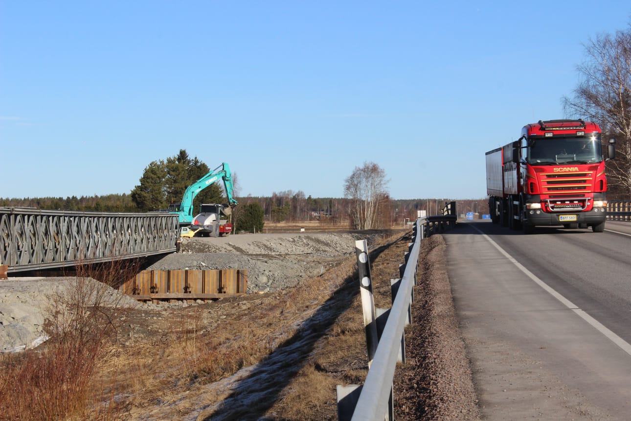 Väliaikaista siltaa tehdään parhaillaan Lapväärtissä.