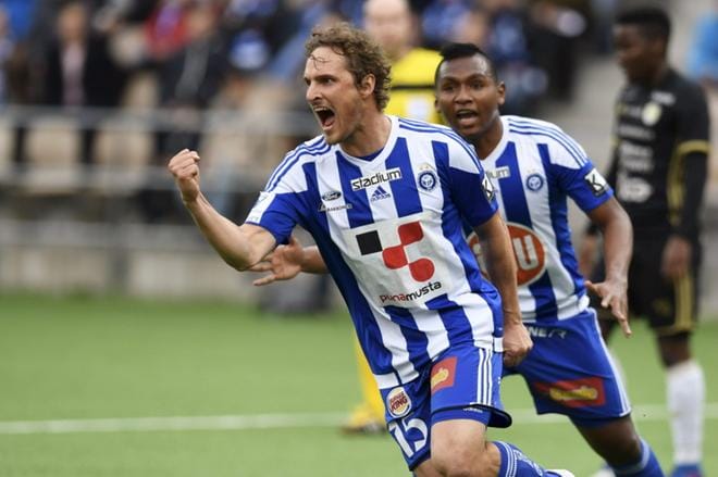 HJK:n Ville Jalasto tuuletti 3–0 -osumaansa. Taustalla myhäilevä Alfredo Morelos kunnostautui ottelussa tehoin 2+3. KUVA: LEHTIKUVA / ANTTI AIMO-KOIVISTO