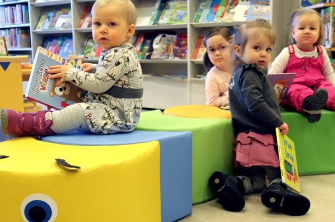 Laura Ojanperä, Minea Takala, Ilona Talkkari ja Aino Keskinen pääsivät ensimmäisinä testamaan lukutoukan pehmeyttä. KUVA: ANU NAHKALA