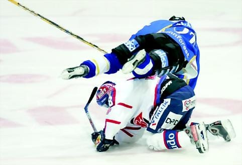 HIFK jään pintaan. Blues-puolustaja Rami Alanko painaa HIFK:n Ladislav Benysekin jäähän.