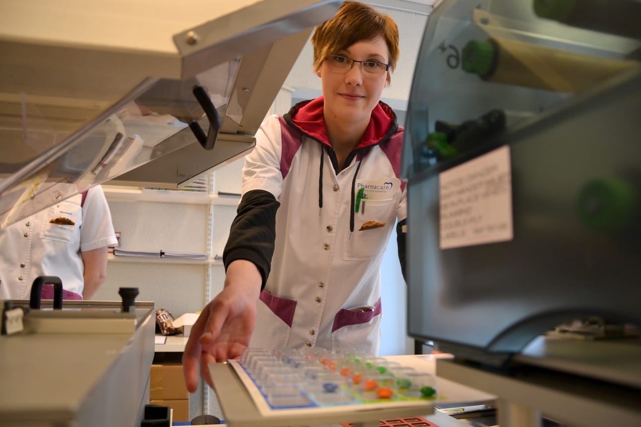 Lääkeannosjakelukoneessa on kolme eri vaihetta: täyttö, sulkeminen ja tietojen kiinnittäminen. Proviisori Emilia Heikkala otti valmiin dosetin koneesta. Koekäytössä ja koulutuksessa dosetteihin jaettiin karkkeja.