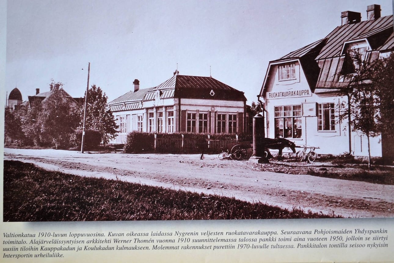 Valtionkadulta 1910-luvulta tämäkin. Pohjoismaiden Yhdyspankin talo lienee vanhan Seinäjoen kauneimpia. Uusi PYP nousi Kauppakadun ja Koulukadun kulmaan ja sitä uudempi SYP:nä Keskustorin laitaan. Nyt sen tilalla on Oma Sp. Kuvassa oikealla kuulu Nygrenin kauppa ja leipomo.