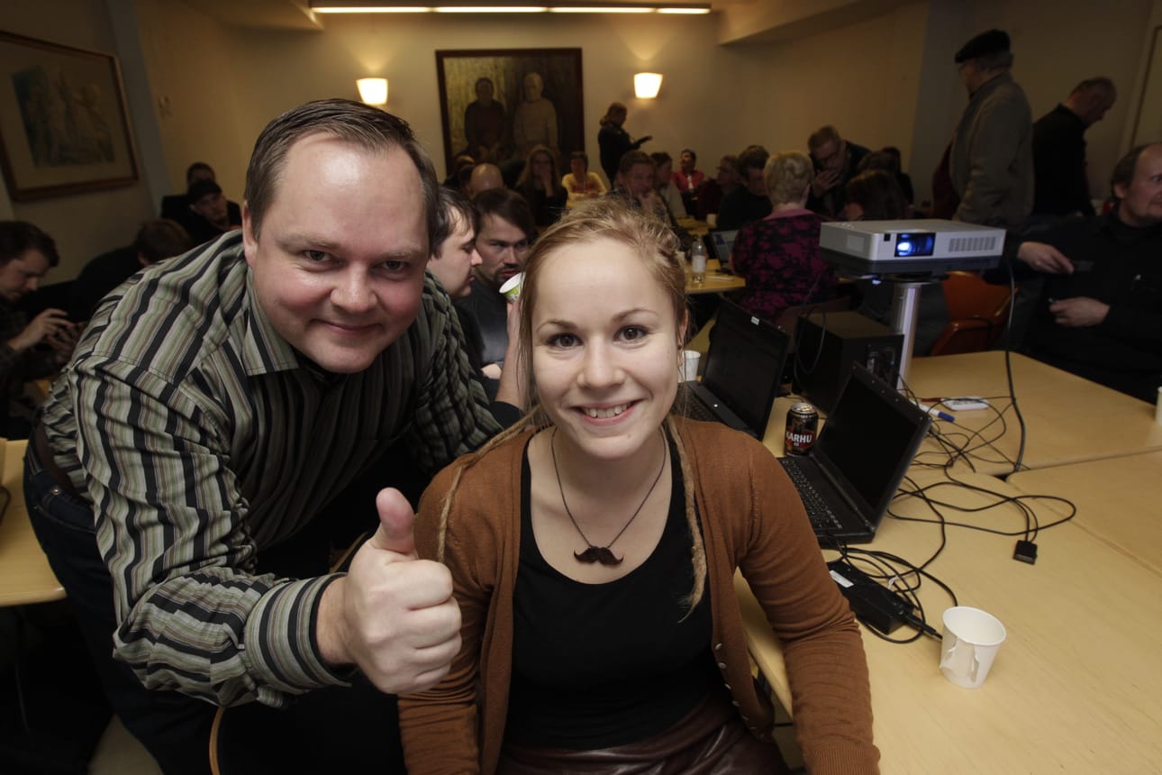 Vasemmistoliiton Risto Kalliorinne ja Hanna Sarkkinen iloitsivat menestyksestä.