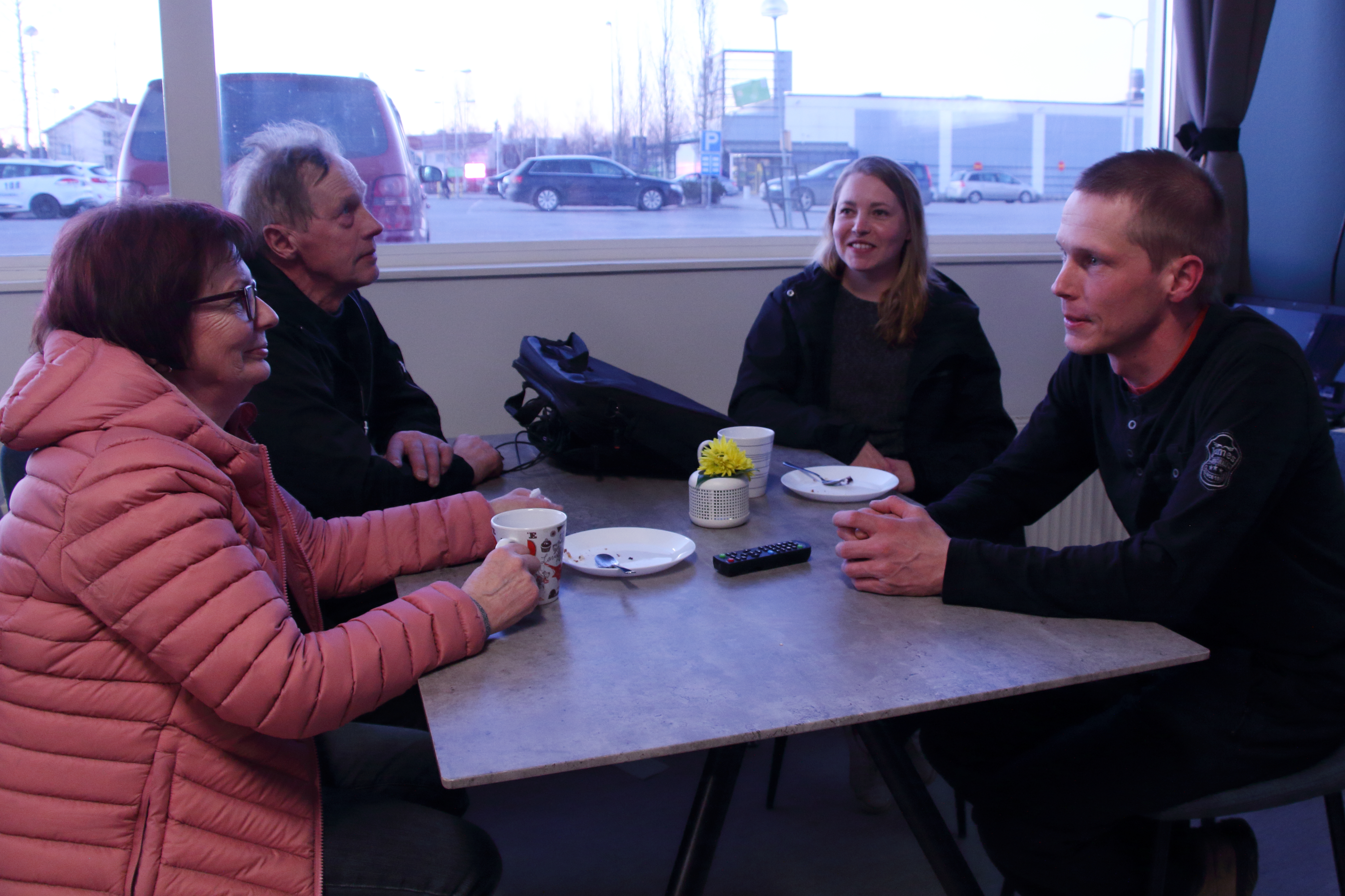 Mika Antikan vanhemmat saapuivat vaalituvalle seuraamaan eduskuntavaalien ääntenlaskennan etenemistä.