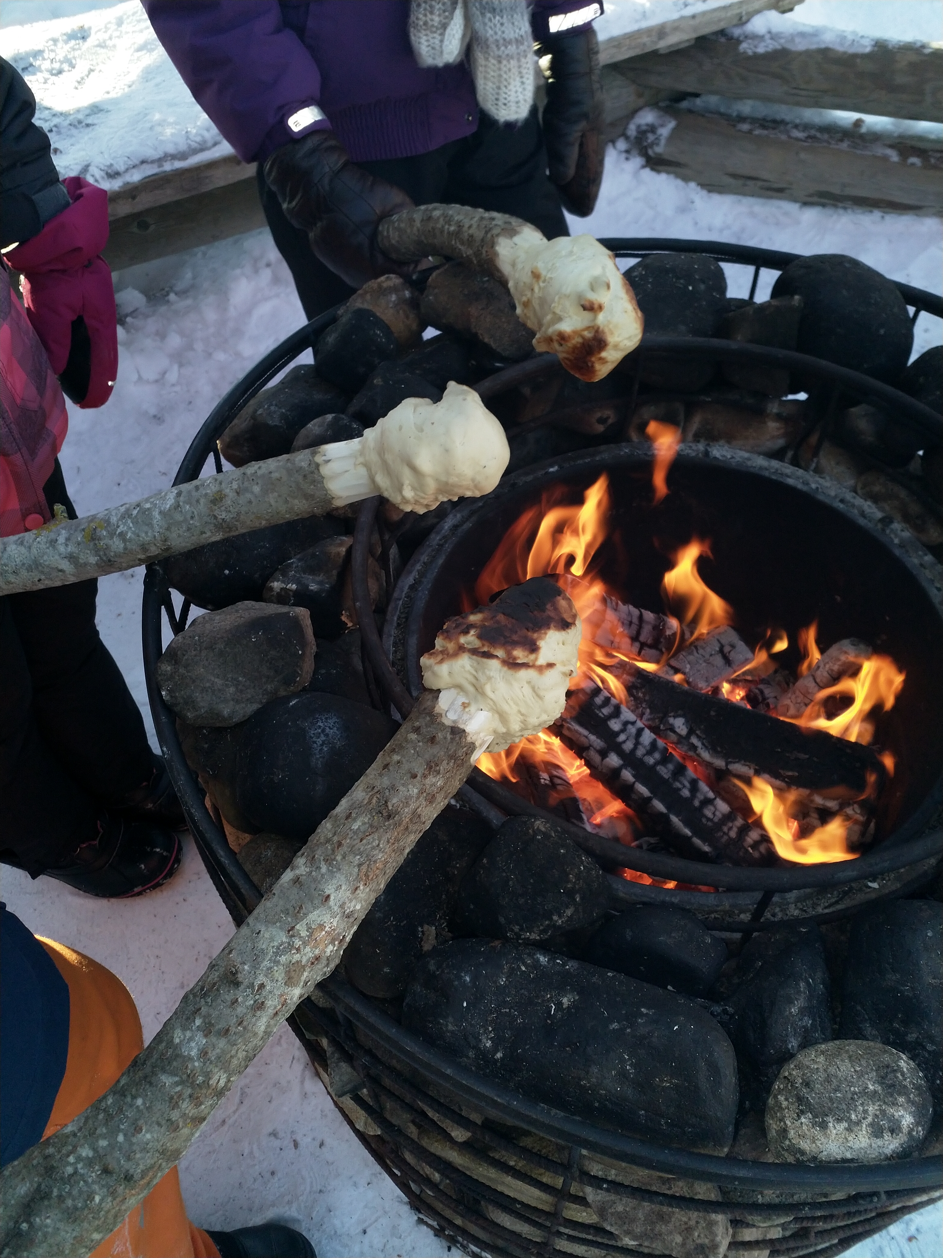 Pölkkypulla paistetaan avotulen päällä.