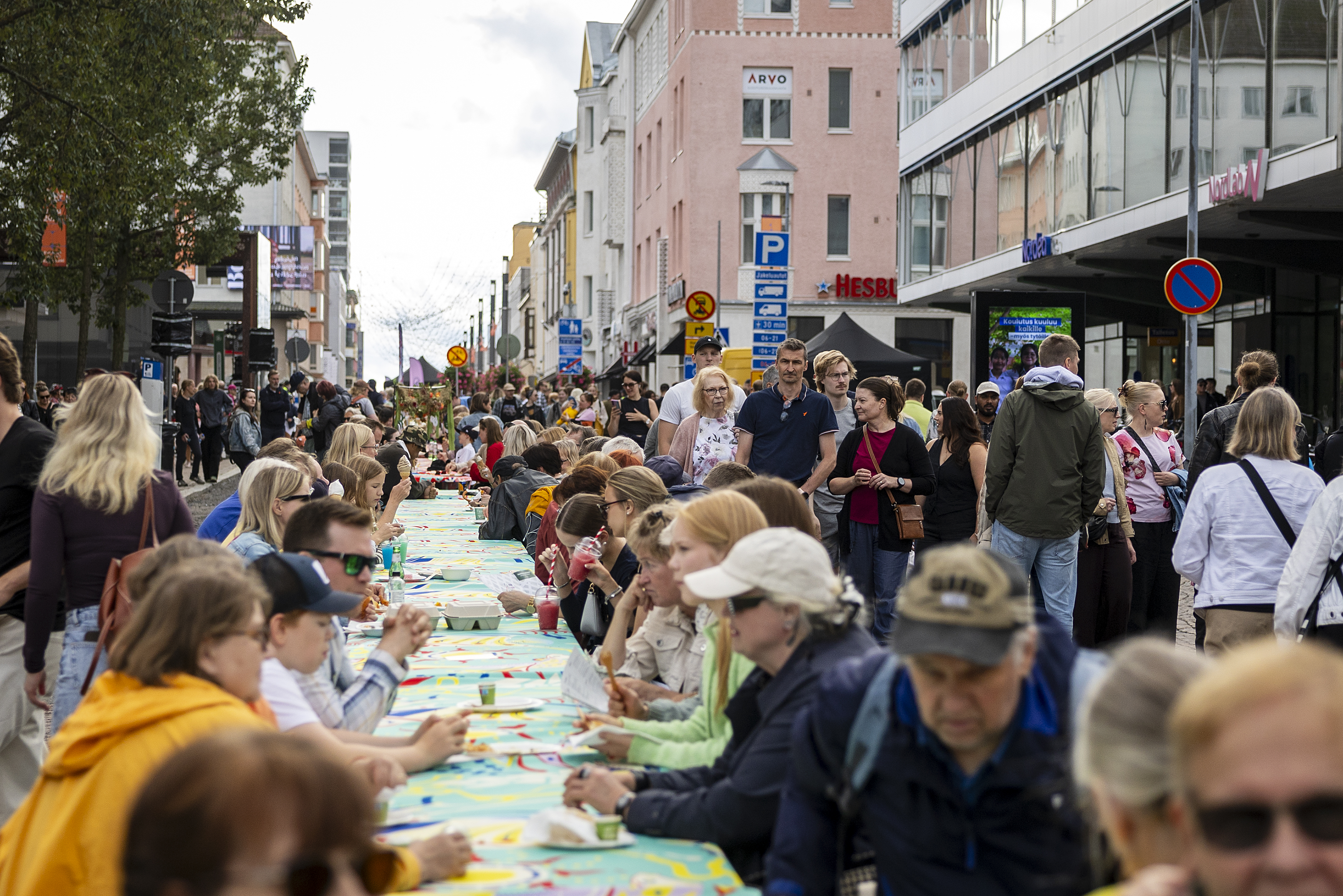 Kesäillan kattaus sai ihmiset ulos aurinkoon – katso tunnelmia lauantain ruokatapahtumasta