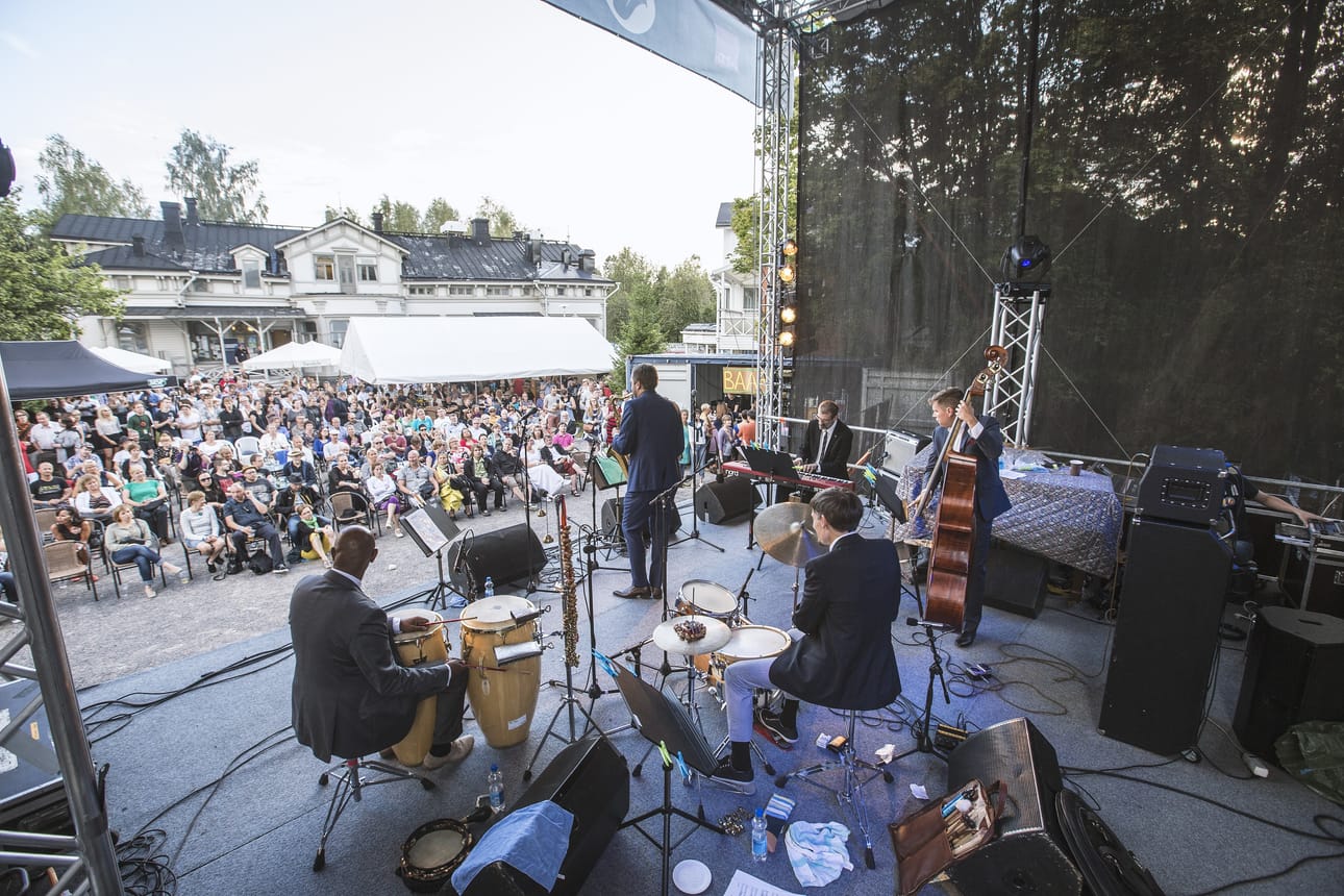 Elojazz polkaisee Oulun juhlaviikot käyntiin tänäkin vuonna. Kuvassa esiintyy Timo Lassy Band Oulun Elojazz -festivaaleilla vuonna 2014.