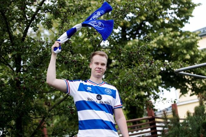 Antti Korpela on ostanut jonkin verran QPR-fanitavaraa, kuten huiveja, pelipaitoja ja kovassa käytössä olevan kahvimukin. Vaasassa Korpela käy katsomassa VPS:n otteluita. Itse hän pelaa höntsäfutista. KUVA: JARNO PELLINEN