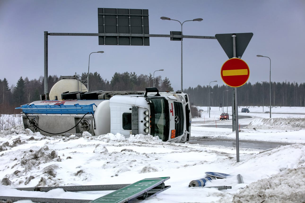 Säiliörekka kaatui Ajoksen rampissa Kemissä torstaina.