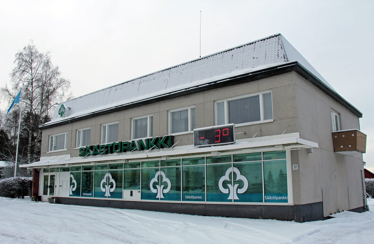 Vuonna 1900 perustetulla Ylihärmän Säästöpankilla on yli 10 000 asiakasta ja 20 työntekijää. Pääkonttori on Kauhavalla, ja muut konttorit sijaitsevat Ylihärmässä, Seinäjoella ja Isossakyrössä. Pankkifuusiossa syntyvällä pankilla on asiakkaita 18 kunnan alueella yhteensä noin 77 000. Arkistokuva.
