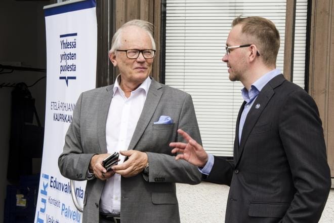 Elinkeinoelämän Keskusliiton johtaja Jussi Mustonen ja Keskuskauppakamarin uusi toimitusjohtaja Juho Romakkaniemi vaihtoivat tiistaina ajatuksia ennen Etelä-Pohjanmaan kauppakamarin kevätkokousta. KUVA: JUHA AHO-PYNTTÄRI