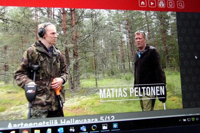 Matias Peltonen (oik.) vieraili Aarteenetsijä Hellevaara -televisiosarjassa, vieressä Joonas Hellevaara. Kuva on otettu tietokoneen näytöltä osoitteesta permanto.fi, jossa jakso on katsottavissa jälkikäteen.