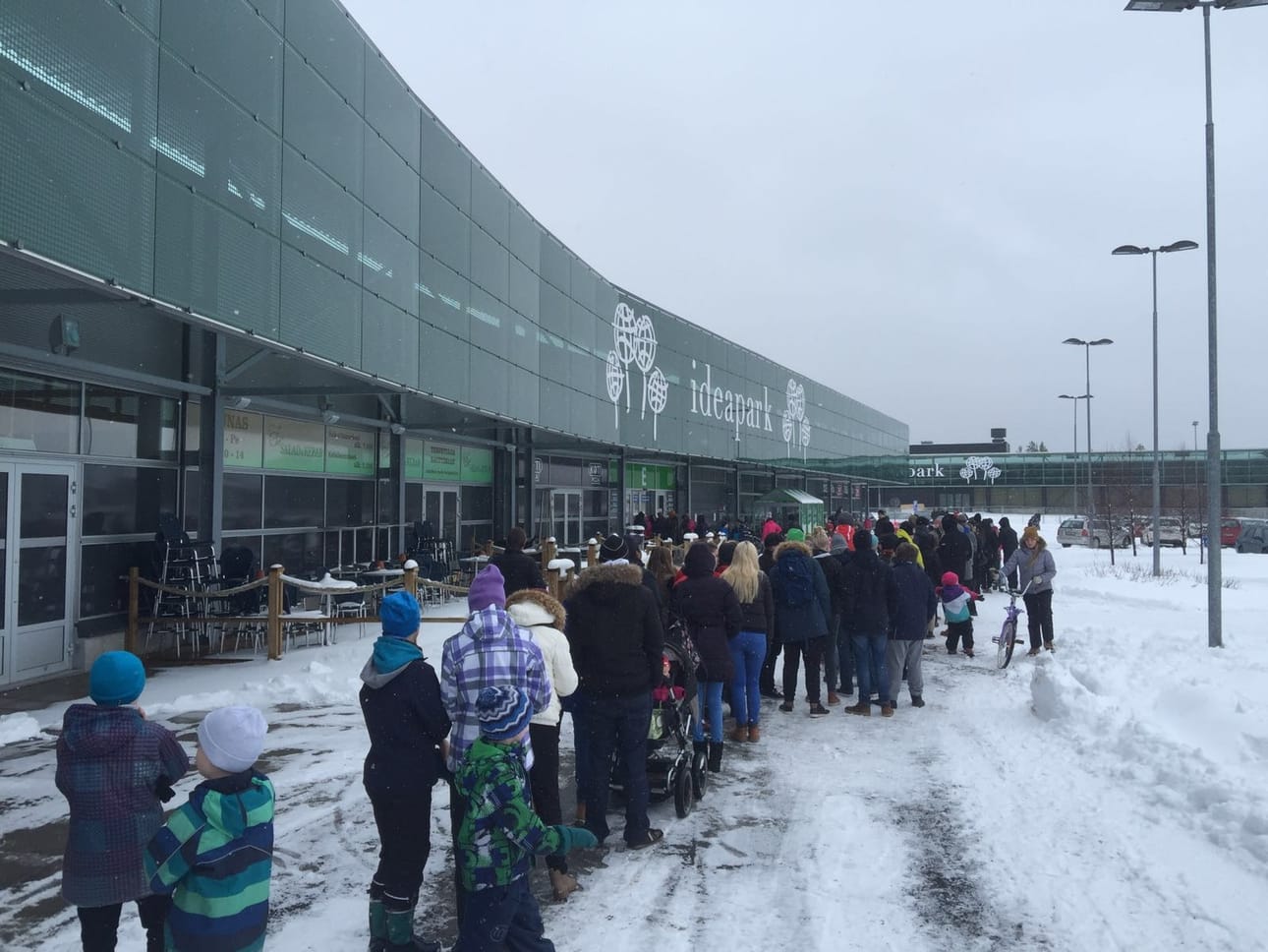 Ilmaisia pitsoja jonotettiin pihalla räntäsateessa, kunnes kauppakeskus avasi ovensa.