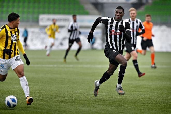 Alieu Ceesay (oik.) ei jatka Vaasan Palloseurassa. Arkistokuva.