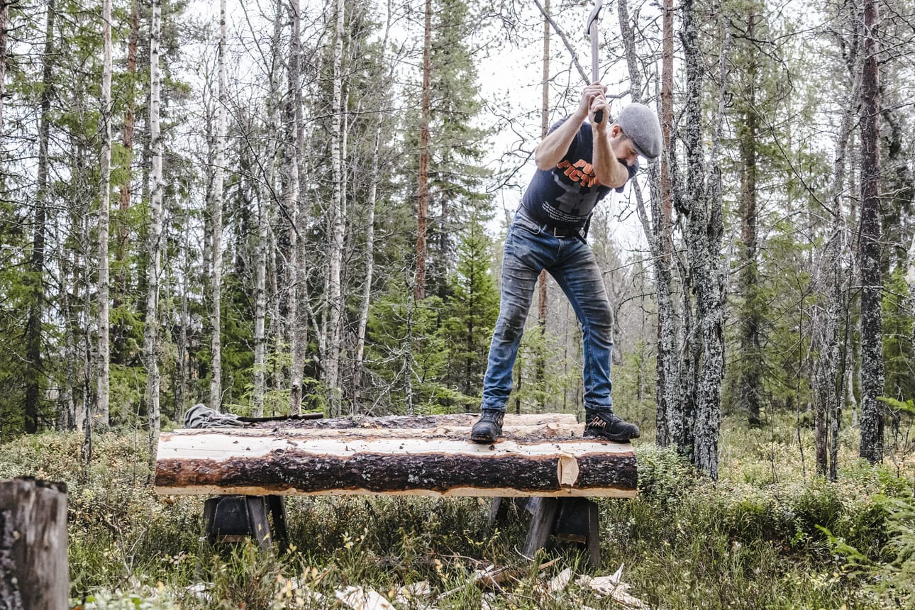 Puuseppä John Gibbons on opetellut veistämään männynrungoista hirsiä käyttäen apunaan pelkkää kirvestä. Gibbons ei usko koskaan kyllästyvänsä puun kanssa työskentelyyn. Puu on elävä materiaali, joka muuttuu ja käyttäytyy usein arvaamattomasti. –Se on hyvä. Se pitää nöyränä.