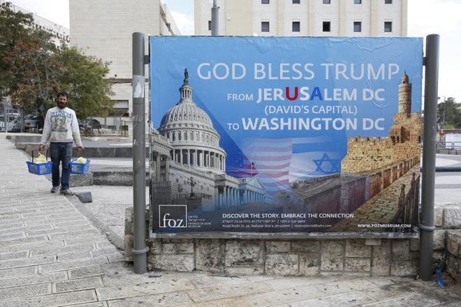 Jerusalemin keskustaan on pystytetty presidentti Donald Trumpia kiittävä banneri. Suomalaispoliitikot uskovat, että Trumpin päätöksestä voi koitua levottomuuksia palestiinalaisten keskuudessa. KUVA: ABIR SULTAN
