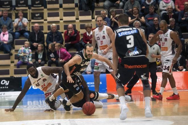 Karhu Basketin Bojan Sarkevic näkee pelivälineen ja ehtii siihen käsiksi ennen parketin pintaan sortunutta Kouvojen Thomas Gipsonia (vas). Juho Lehtoranta (3) varmistaa, että pallo päätyy kauhajokelaisille. KUVA: LUMIKKI HAAJA.