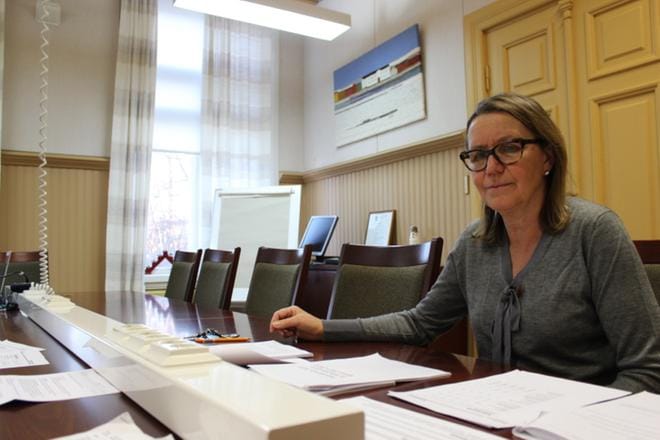 Kaskisten hallintojohtaja Margit Kaseva sai kaupunginhallituksen kanssa talousarvioehdotuksen valmiiksi. KUVA: LOTTA KALLIO