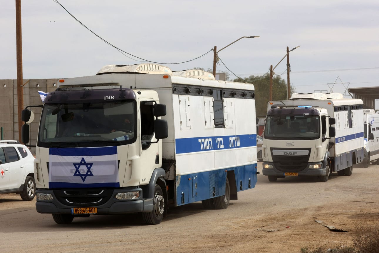 Busseja kuljettamassa palestiinalaisvankeja lauantaina Israelissa. LEHTIKUVA/AFP