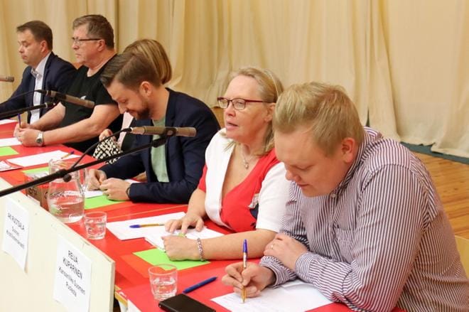 Vaalityötä tekemässä: Härmän lukion ja yläkoulun vaalipaneelissa Antti Kurvisen lisäksi Kauhavan alueen ehdokkaista olivat Reija Kuparinen (klsp), Eero Paavola (tl.) ja Janne Sankelo (kok.). Panelisteina myös Aki Ruotsala (kd.) ja Tarja Tenkula (sd.) KUVA: ANU NAHKALA, MUUT KUVAT MARIANNE LÄHDE
