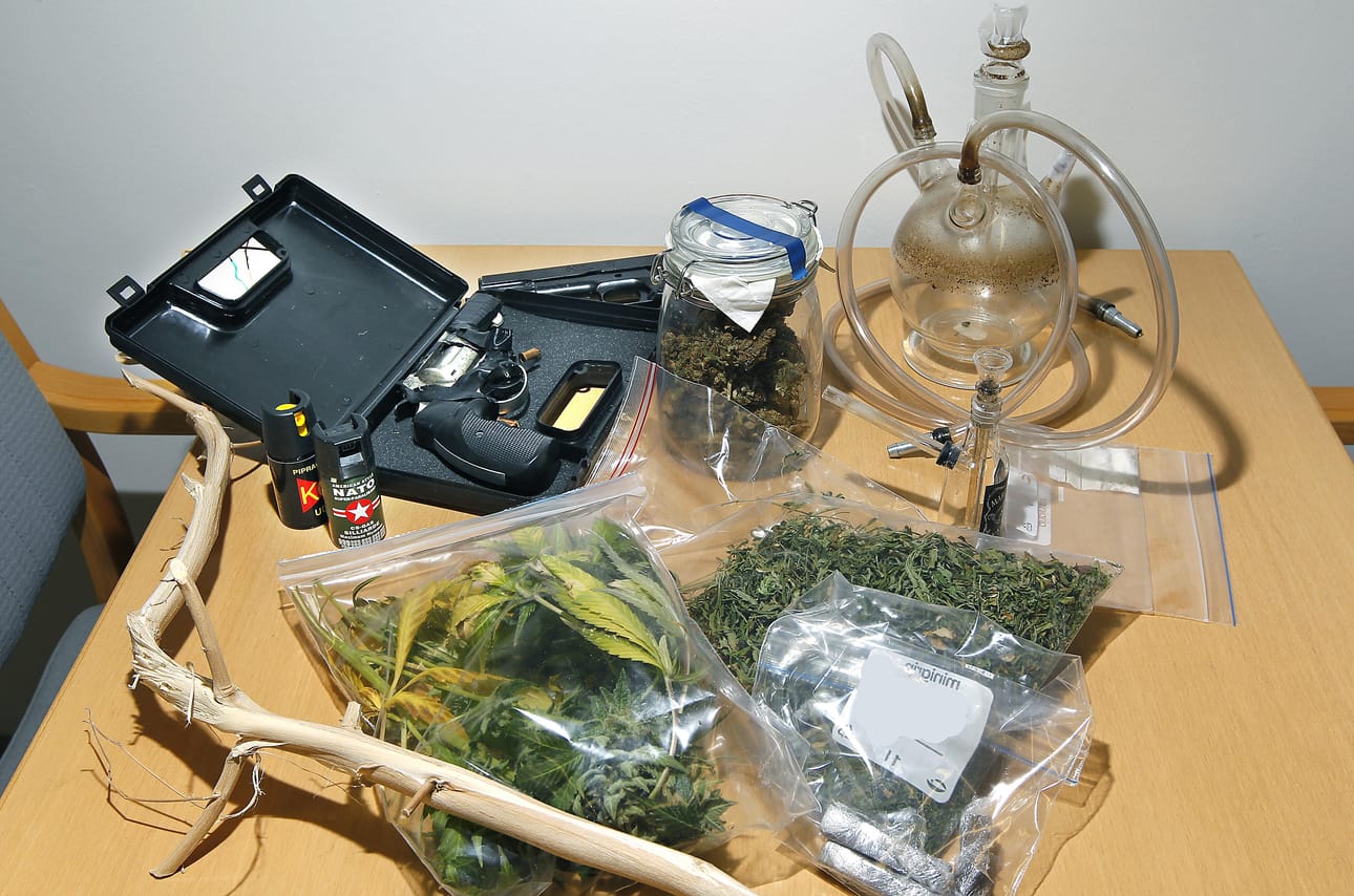 Huumeryhmä takavarikoimaa saalista. Tällä viikolla tehdyssä kotietsinnässä löytyi muun muassa kannabiskasvin tuoreita lehtiä, pakastettuja kukintoja, kuivattua kannabista, hasista ja amfetamiinia.