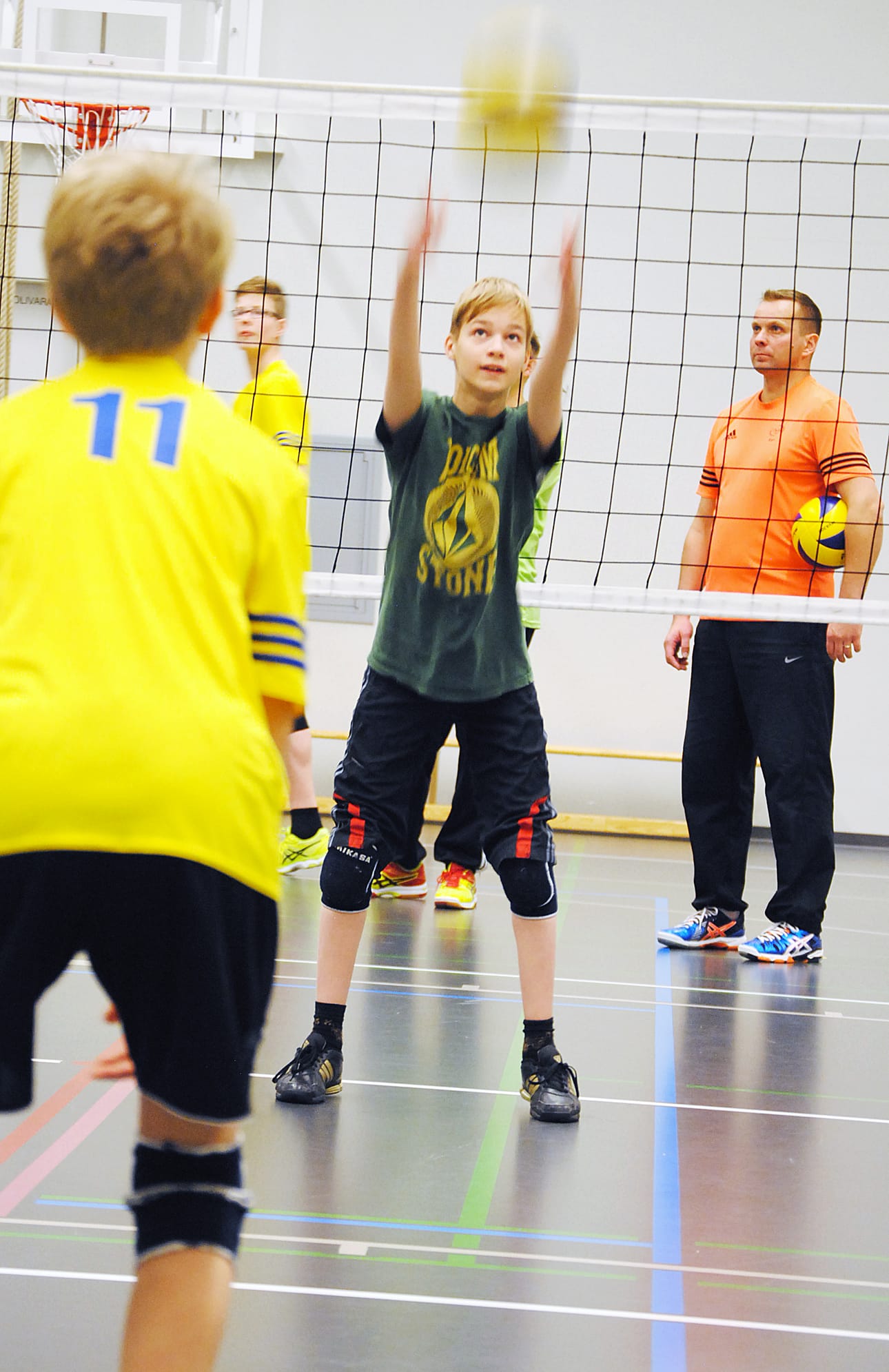 Lentis-illan torjuntaharjoituksissa juniorit saivat neuvoja muun muassa entiseltä huipputorjuja Toni Tirkkoselta. Kuvassa oikealla tutor-hankkeen idean isä Kari Vanhatupa.
