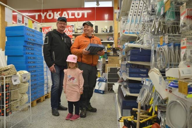 Yrittäjäjärjestön alueyhteyshenkilö Jari Syväjärvi ja ylihärmäläisyrittäjä Matias Keskinen kannustavat hakemaan yksinyrittäjän tukea. Haku kestää elokuun loppuun. Keskisen Aino-tytär oli päässyt mukaan hanaostoksille. Kuva: Outi Rantala
