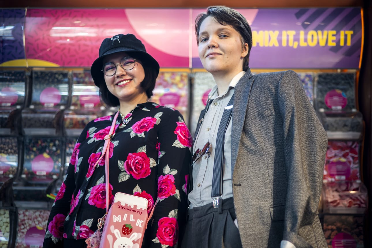Sofia Kiviluoto on pukeutunut Barbie-teemaisesti, mutta Venla Vornanen otti vaikutteita Oppenheimerista. Arkistokuva.