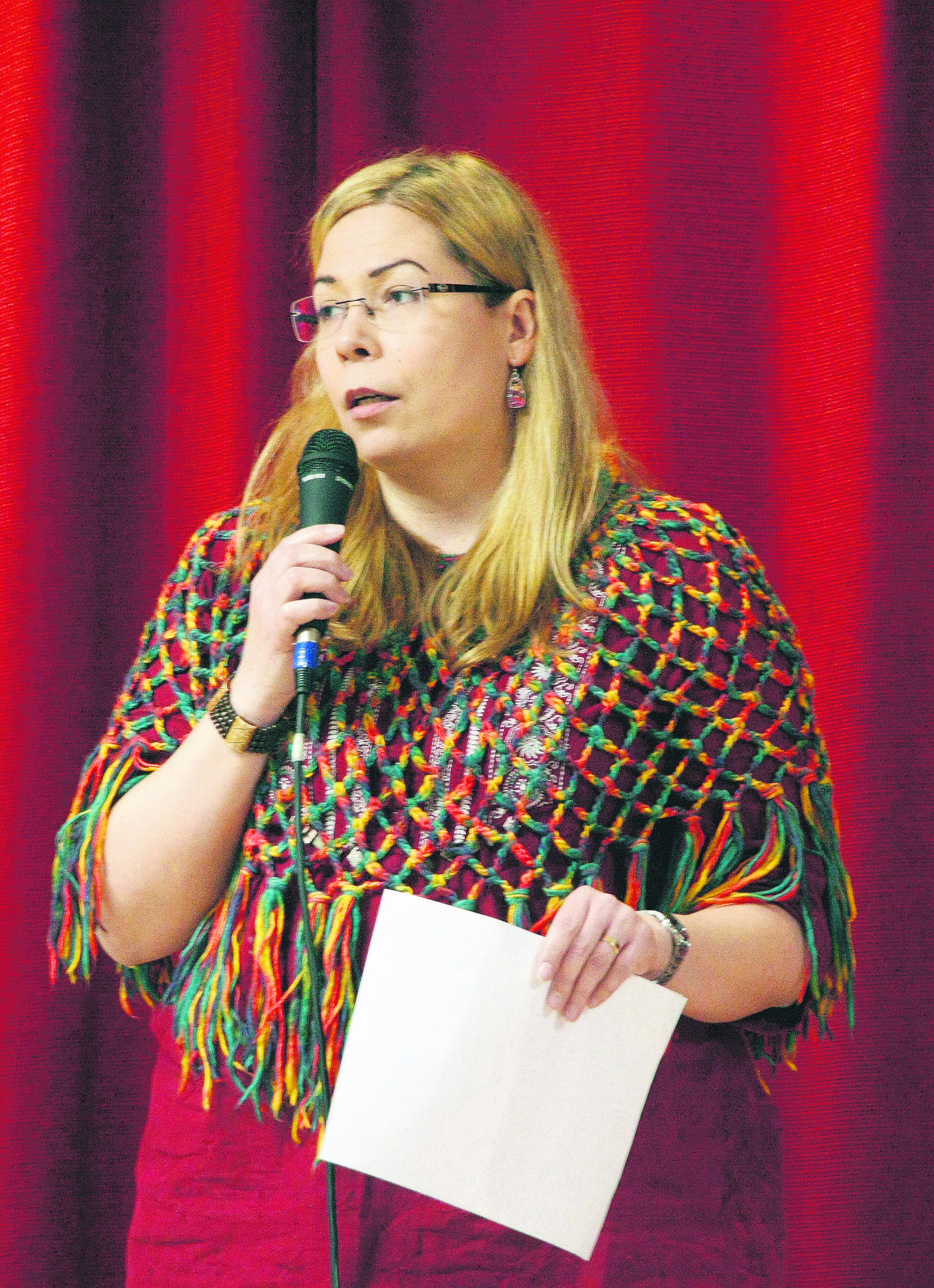 Lausumassa Heidi Haataja.
