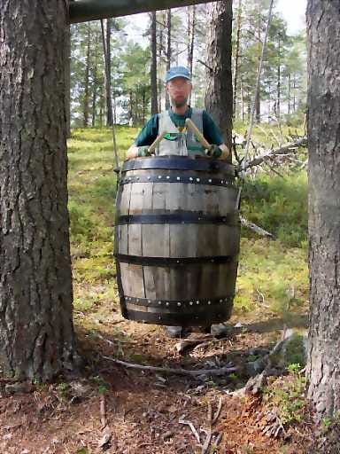 Metsän rumpu. Olli Penttilä kumauttaa uusittua Tynnyrihärkää. Tamminen soitin kestää Kainuun ilmastoa, mutta sisätiloihin sitä ei saa varastoida talveksi.