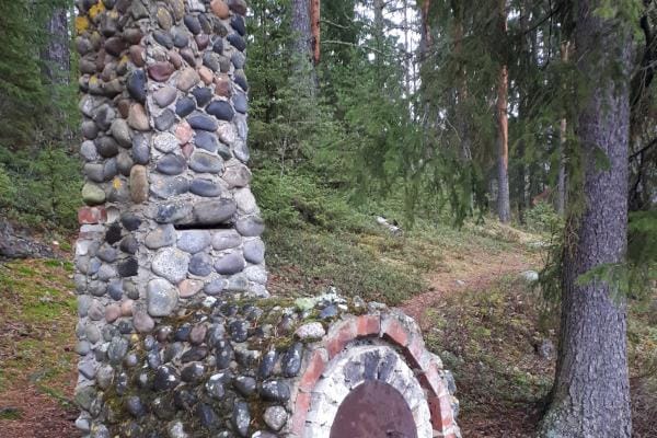 Halkosaaressa järjestettiin taidekasvatusleiri vuonna 1994 ja leirille rakennettiin kiviuuni, jossa muun muassa poltettiin leirin savirahoja ja leiriläisten vyönsolkia. Uuni on yhä Halkosaaren rantapolun varressa. Kuva Tuija Ahola.