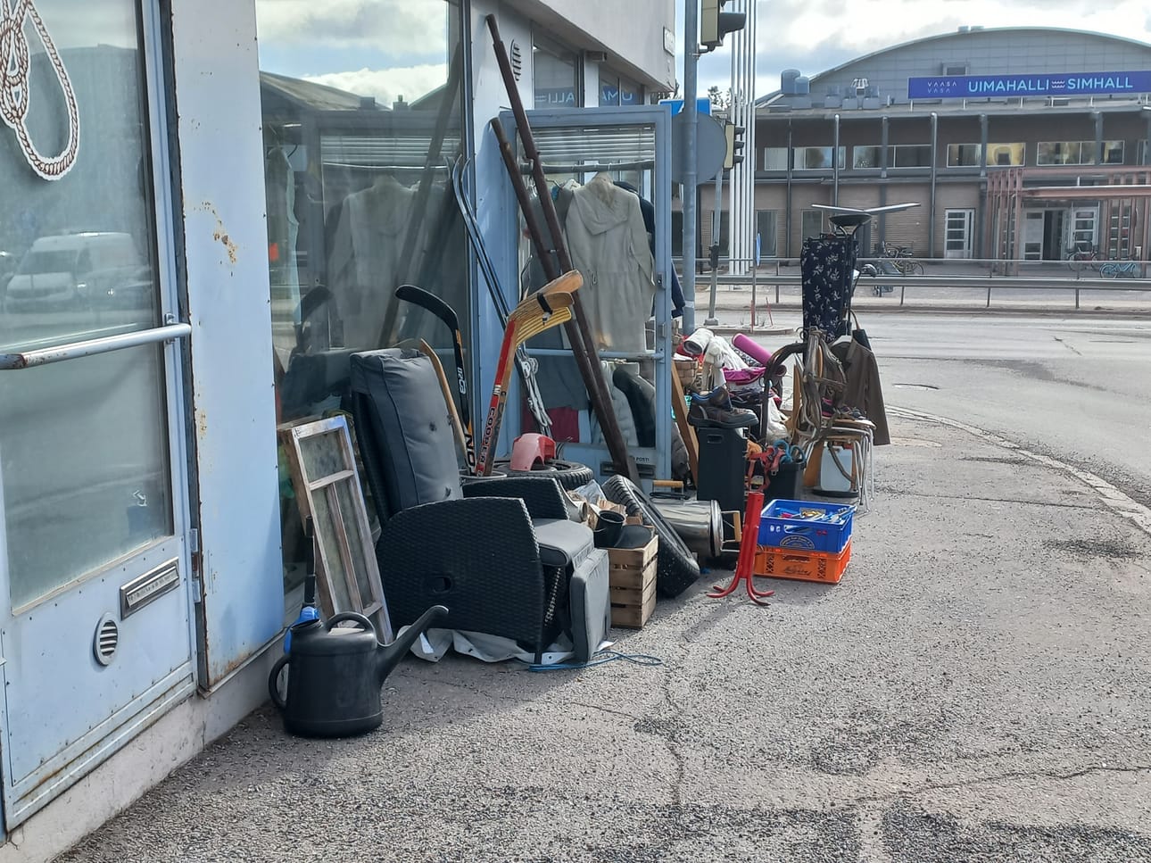 Hietalahdenkadun ja Raastuvankadun kulmauksessa olevan liiketilan edusta on täyttynyt sekalaisesta tavarasta.