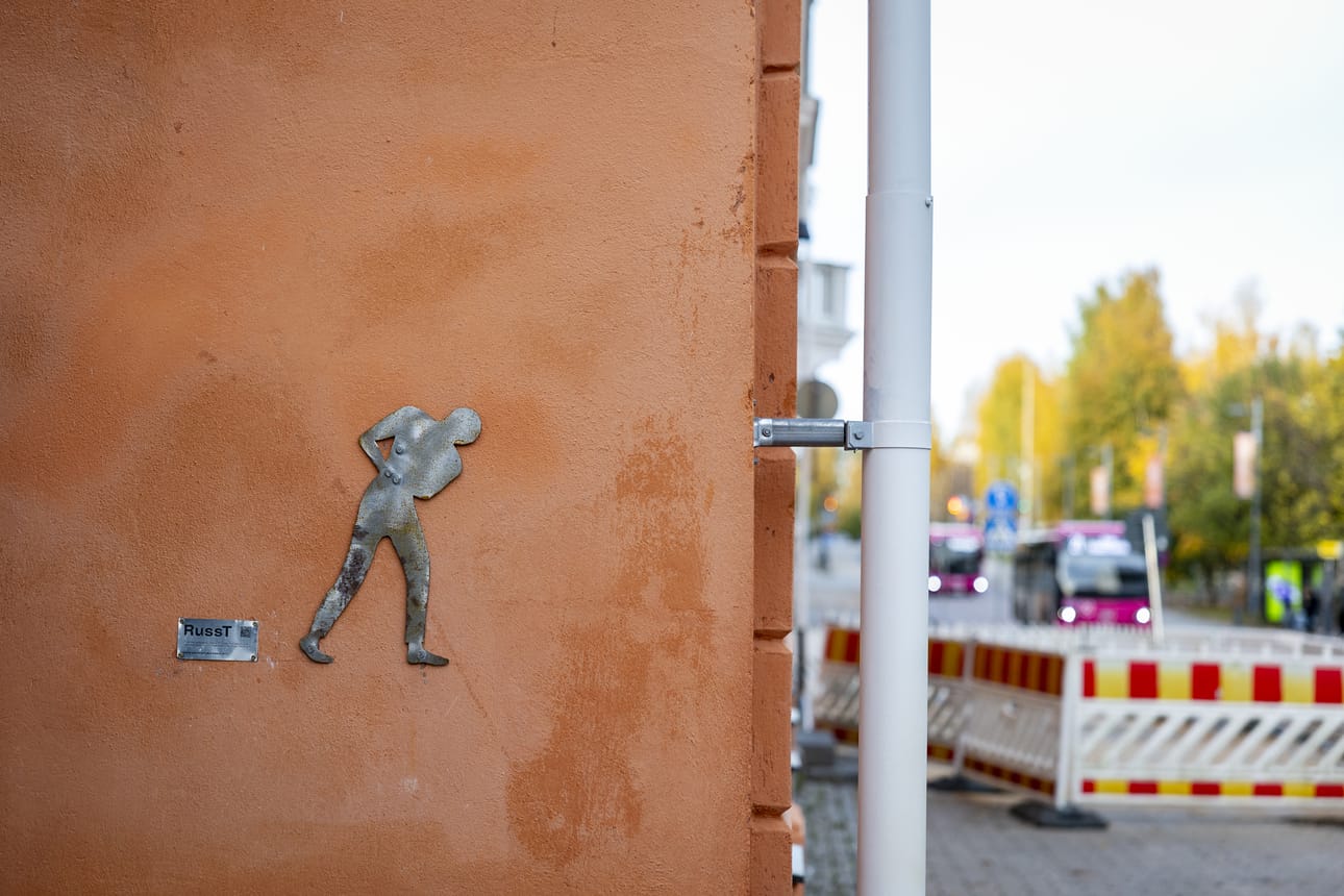 Taideteoksessa on kuvattuna vangin siluetti.
