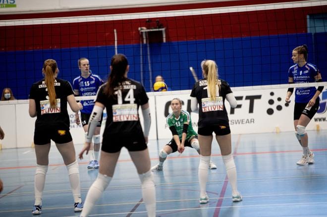 Nurmon Jymy Volleyn tavoitteet ovat tätä kautta pidemmällä. Päävalmentaja Kari Raatikainen ei halua nähdä etukäteen pelaajasopimuksista, mitä pelaajat tienaavat. Raatikaisen silmissä jokainen pelaaja on samalla viivalla, ja hän toivoo kohtelevansa heitä tasapuolisesti. ARKISTOKUVA: JAAKKO ELENIUS