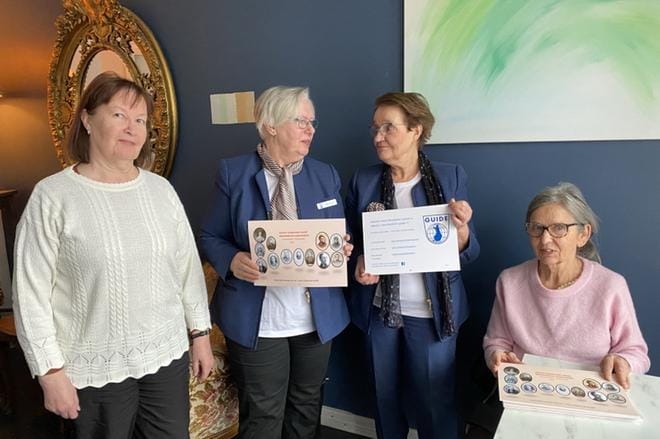 Vaasalaisnaisia esittelevä kalenteri julkistettiin Pharmacy Housessa, sillä talo liittyy kahteen kalenterin naiseen. – Tämä oli Hanna Schaumanin lapsuudenkoti ja myös Fanny Churberg asui täällä, kertovat Vaasa–Mustasaari-oppaat Helena Nygård, Inger Wallius, Eva Reinikainen ja Barbro Nedergård. Kuva: Laura Krohn