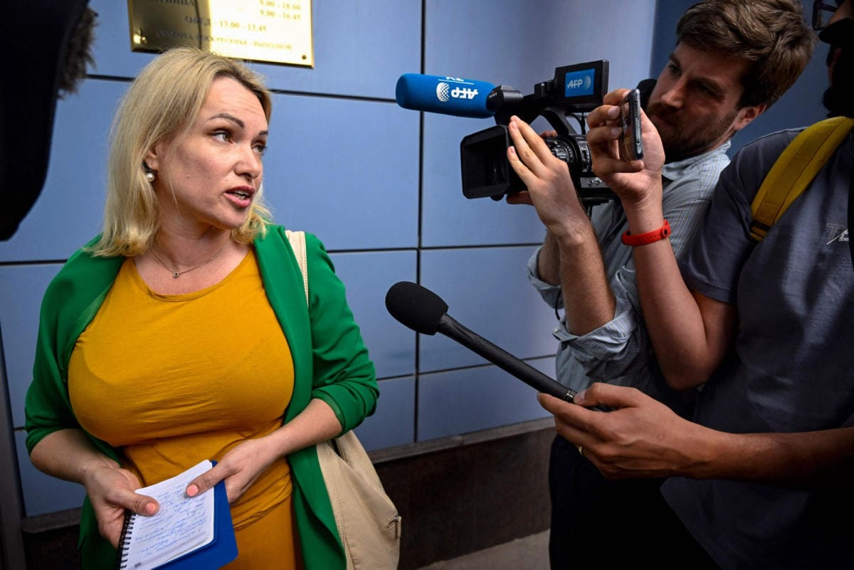 Venäjän ykköskanavan toimittaja Marina Ovsjannikovalle määrättiin 50 000 ruplan eli noin 800 euron sakot armeijan mustamaalaamisesta torstaina. LEHTIKUVA/AFP