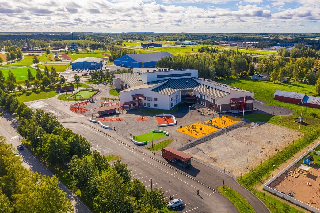 Kauhavan uusi koulukeskus kesällä lintuperspektiivistä kuvattuna.