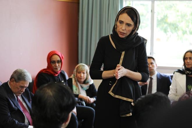 Uuden-Seelannin pääministeri Jacinda Ardern lohdutti viikonloppuna muslimiyhteisön jäseniä Christchurchissa mustaan päähuiviin pukeutuneena. KUVA: EPA