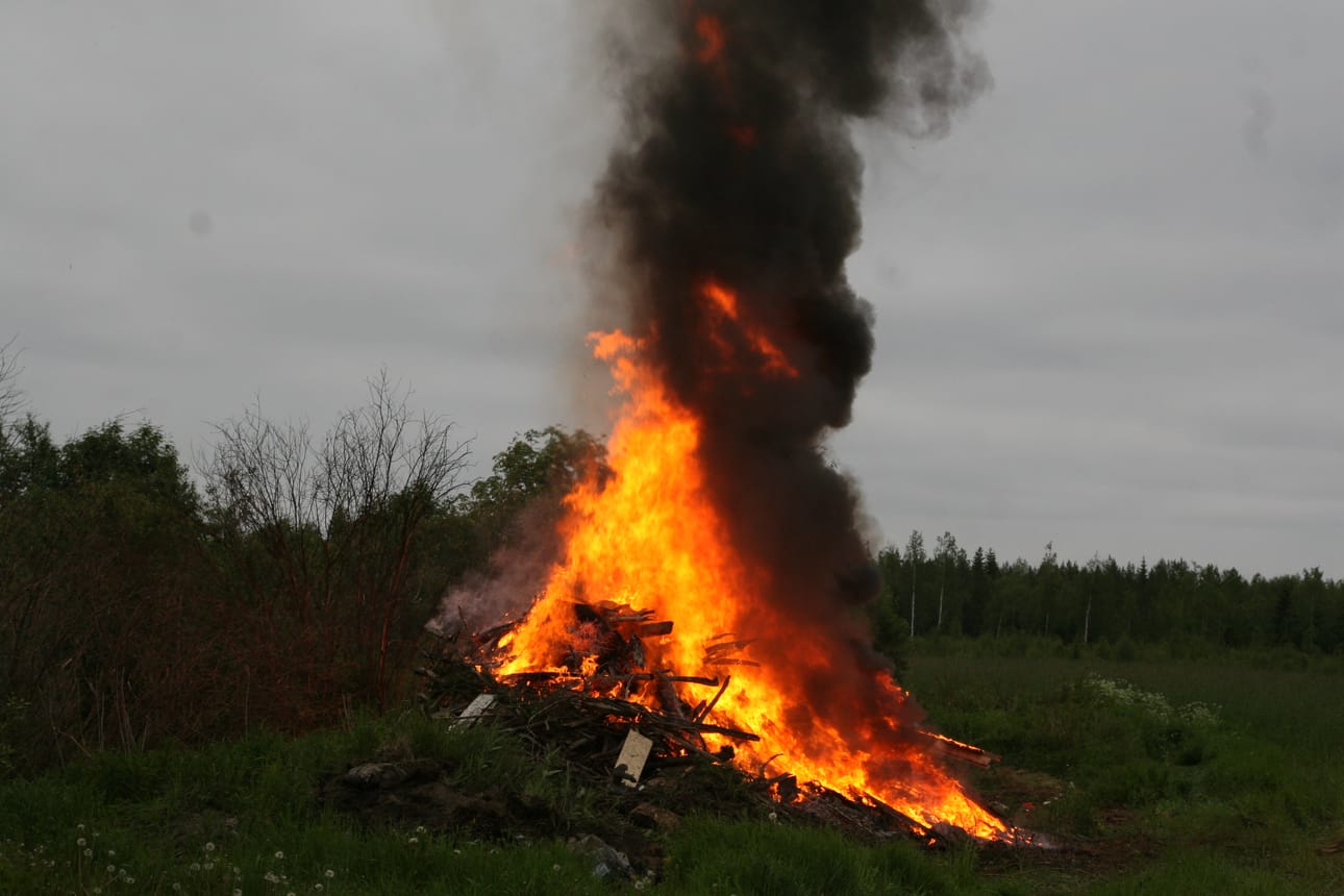 Pelastuslaitos muistuttaa muun muassa turvallisesta tavasta polttaa juhannuskokko.