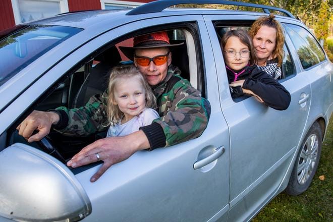 Kilpimaan perhe asui aikaisemmin Espoossa, jossa pärjää ilman autoakin, mutta Savukoskella ei. Mikko-isän sylissä kuopus Minka, takapenkillä Joanna ja äiti Johanna Kilpimaa.