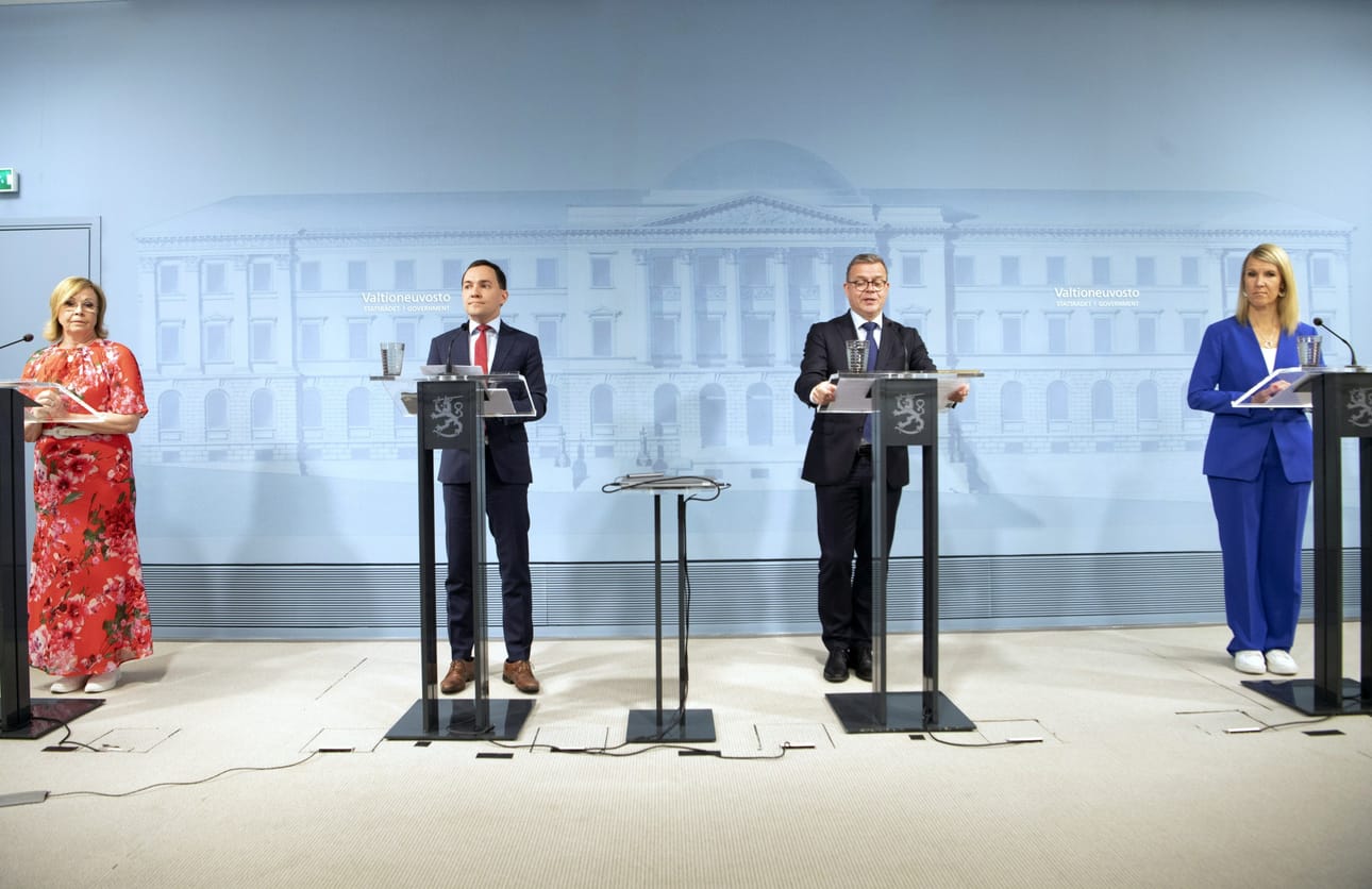 Hallitus aikoo pääministeri Petteri Orpon (kok., toinen oikealta) johdolla nostaa valtion tutkimus- ja kehittämisrahoitusta. LEHTIKUVA / Kimmo Penttinen