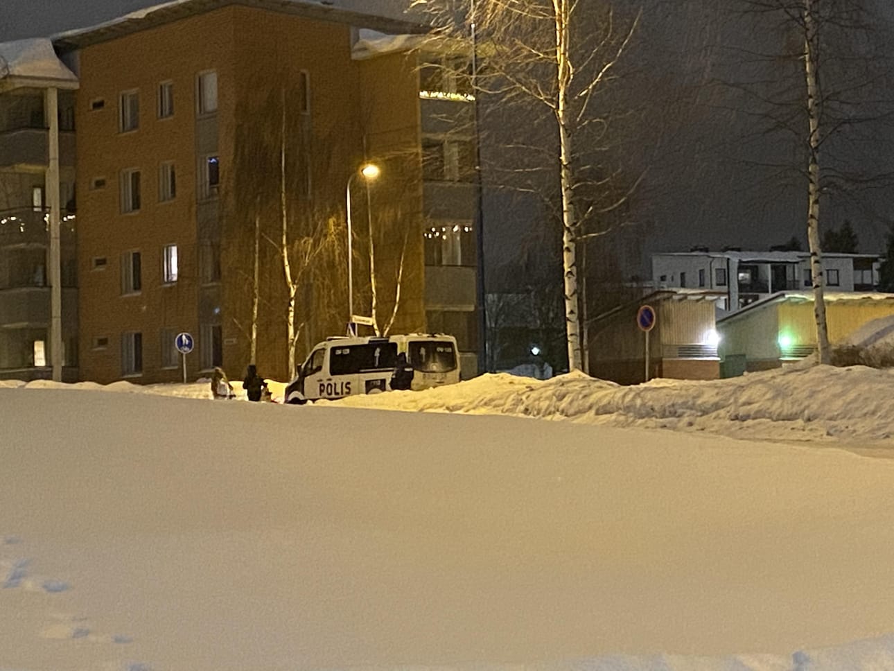 Poliisi eristi tehtävän ajaksi pienen alueen tietä sekä kerrostalon rappukäytävän Kaakkurissa.
