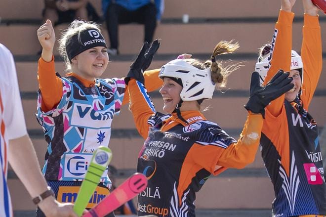Mailattarien Petra Äkkinen toi runkosarjassa 28 juoksua. Taustalla tuulettaa Sofia Kitinoja. KUVA: PASI KETTUNEN