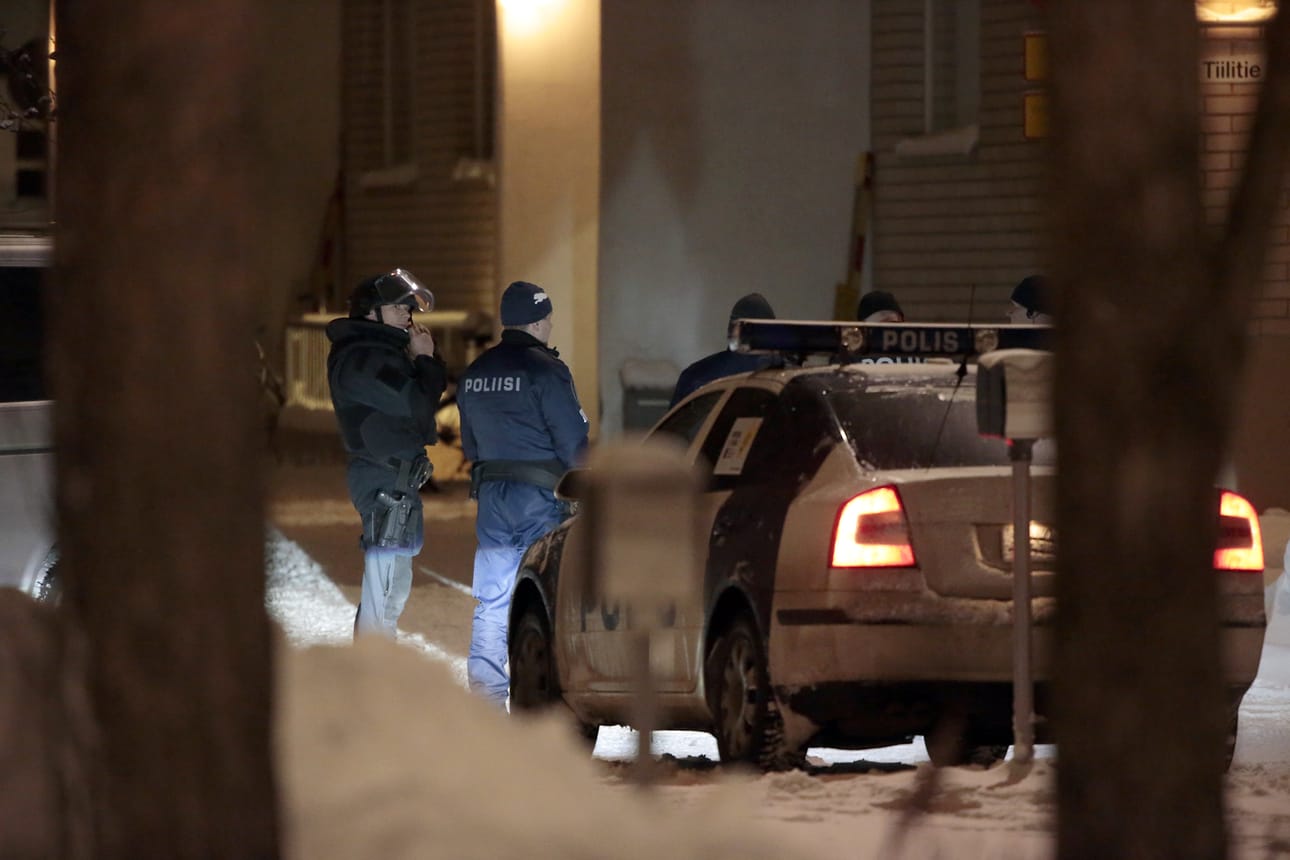 Kirvessurmaaja pakeni poliisia Myllyojalla sijaitsevaan kerrostaloasuntoon. Poliisin mennessä sisään asuntoon mies löi poliisia kirveellä kypärään.