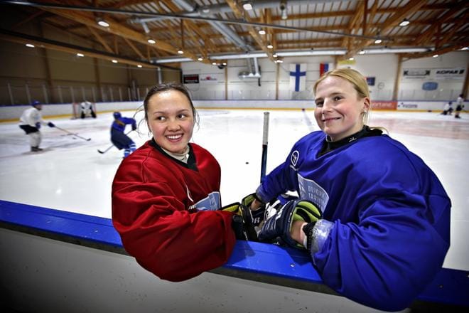 Polvileikkauksesta toipuva Linnea Melotindos ja Petra Nieminen taistelevat Team Kuortaneen puolesta tänään alkavassa naisten Liigassa. KUVAT: TOMI KOSONEN.