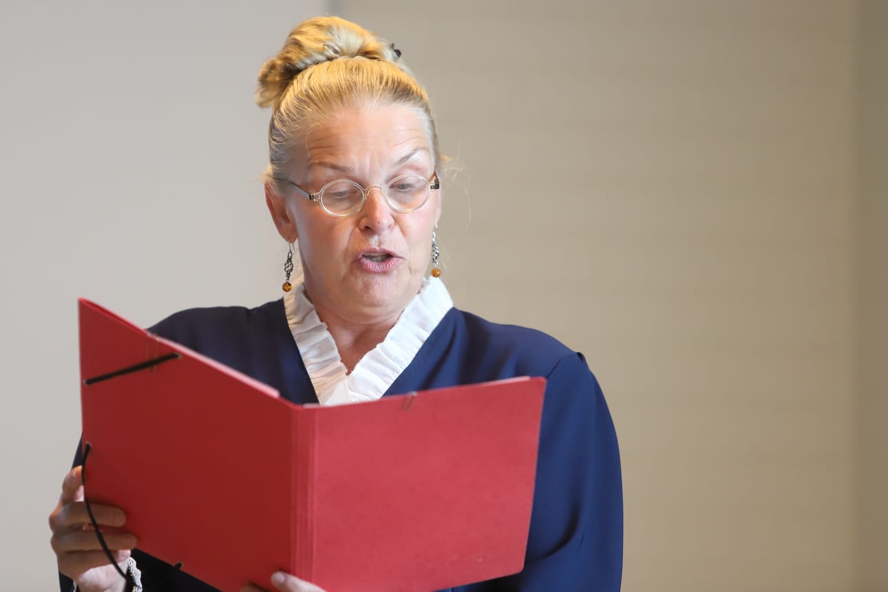 Päivi Tuomainen esittää Impi Aronahon pakinoita tunteella ja taidolla. Aronaho on kirjoittanut muun muassa siitä, kuinka onnellista on velallisen elämä.